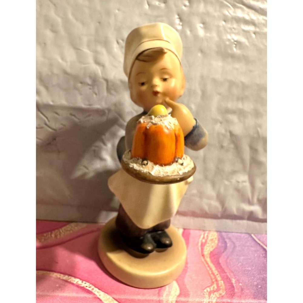 Hummel #128 Baker 5" TMK 2‎